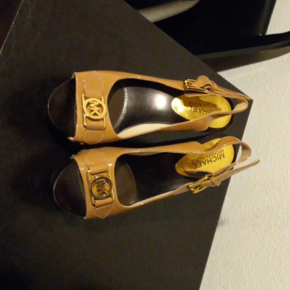 ♡Michael Kors, size 6. Tan/Gold/Brown